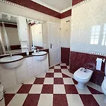 Villa Con Piscina Privada En *