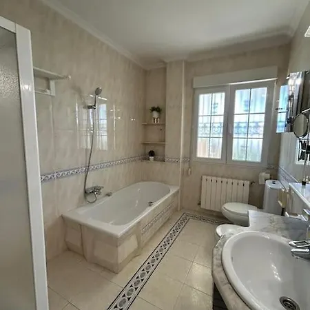 Con Piscina Privada En 别墅